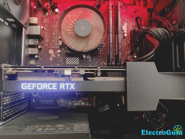 Tarjeta gráfica Nvidia GeForce RTX en una carcasa de PC