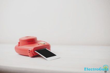 Cámara instantánea que actualmente está emitiendo una imagen