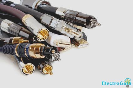 Varios cables de audio y vídeo sobre fondo blanco