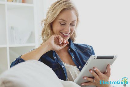 Mujer usa computadora portátil