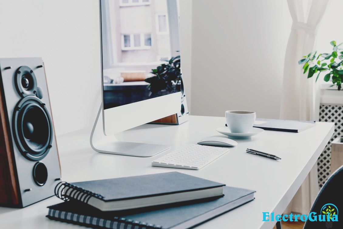 Escritorio moderno y ordenador iund PC altavoz en aspecto de madera