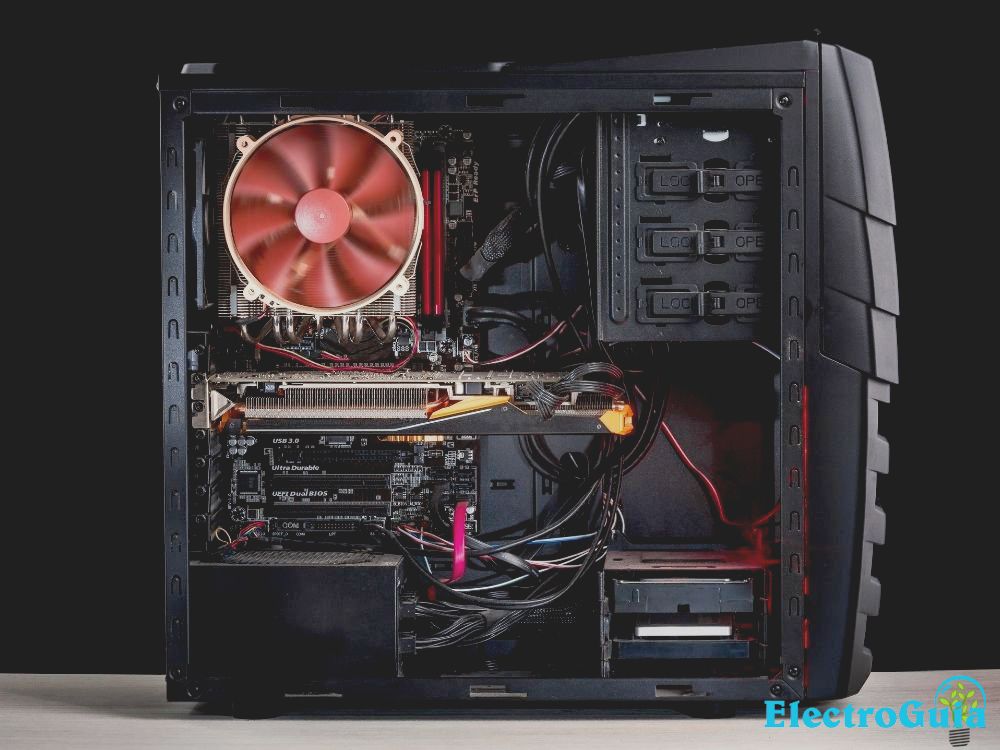 Un PC de escritorio abierto