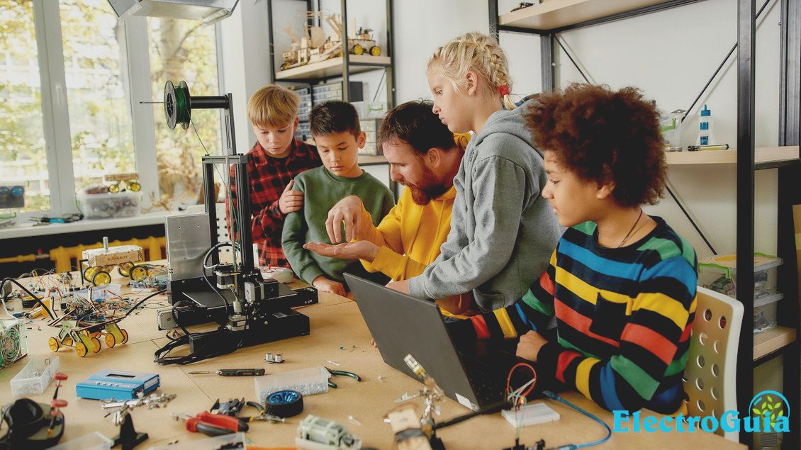 Alumnos y un profesor se ocupan de las impresoras 3D en un taller